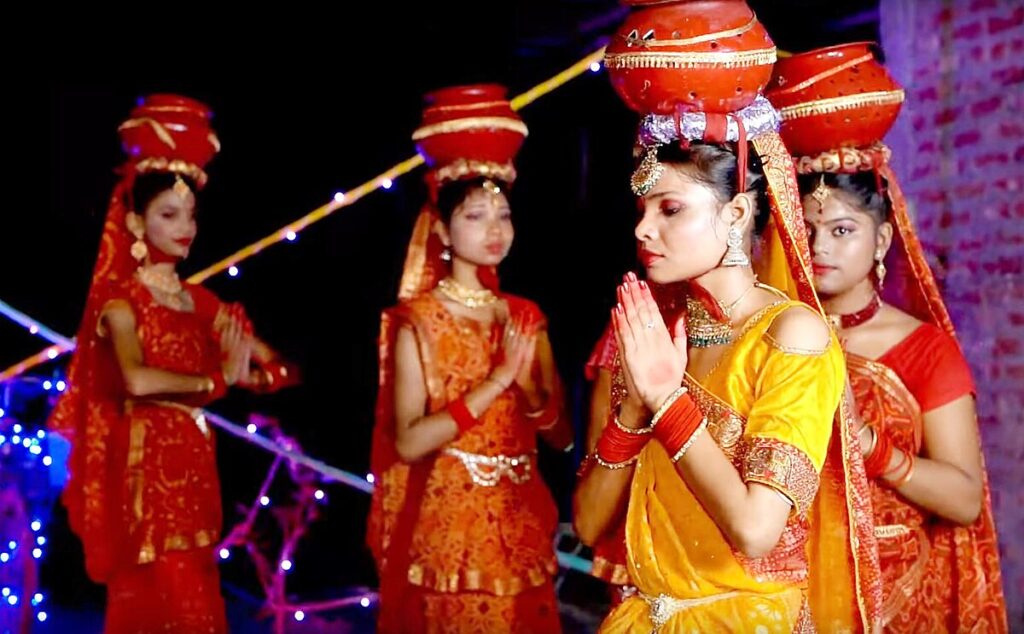 women performing jhijhiya dance